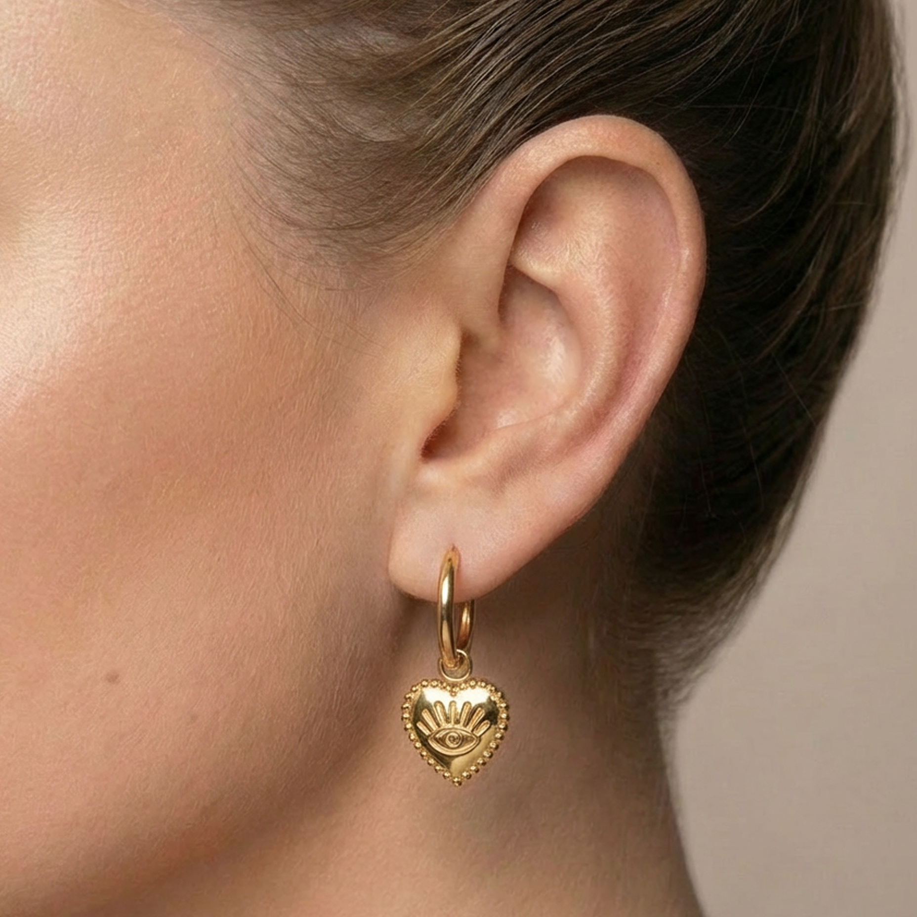 Heart eye earrings gold