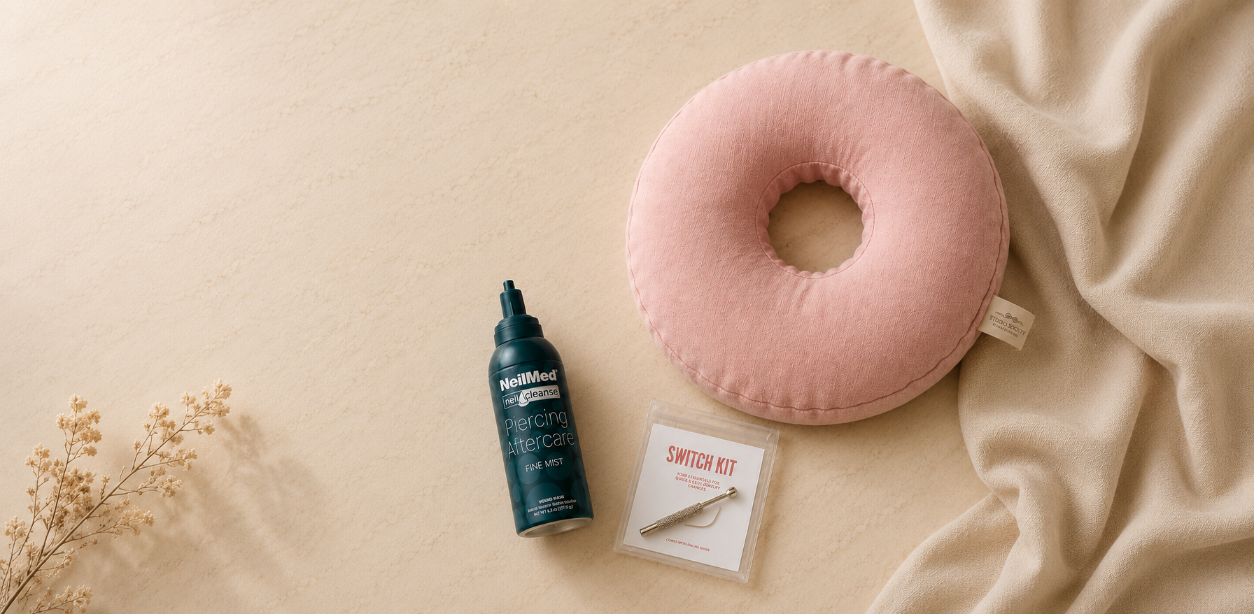 roze piercingkussen met neilmed nazorgspray