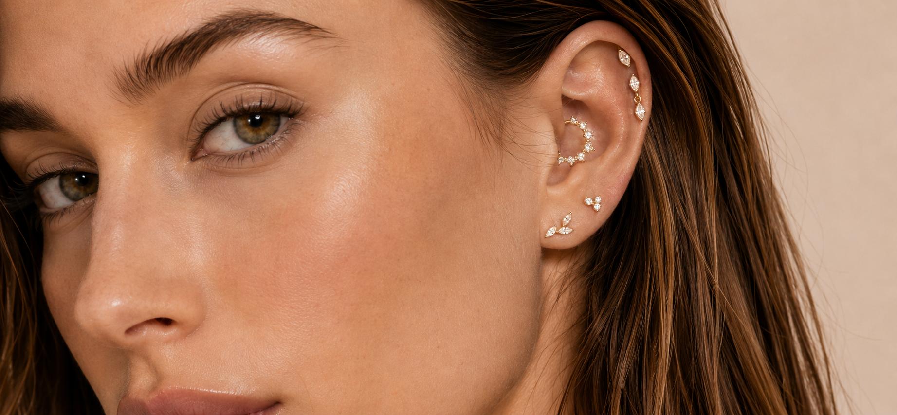 close up vrouw met gouden sieraden in oor