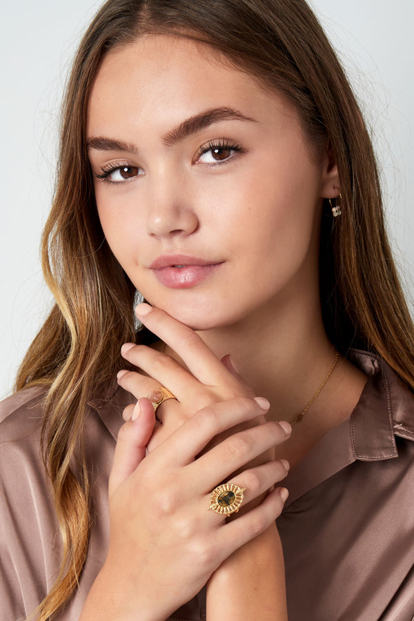 Ring fan with stone - green gold