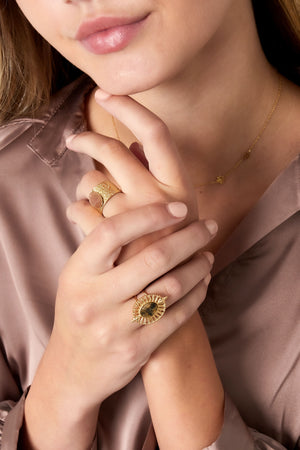 Ring fan with stone - green gold