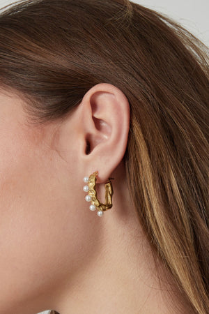 Asymmetrical pearl earring - Gold color