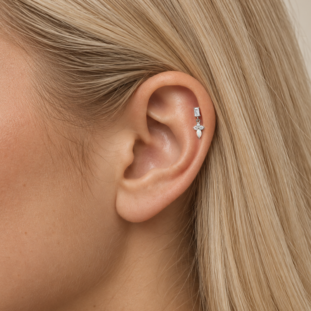 Blush dangle gedragen op model