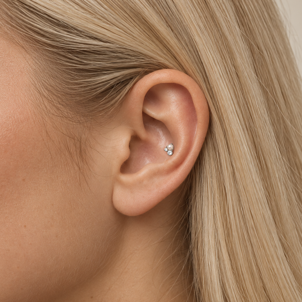 Pearl cluster gedragen op model