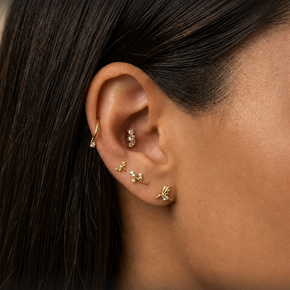 Een ear stack met verschillende oorsieraden