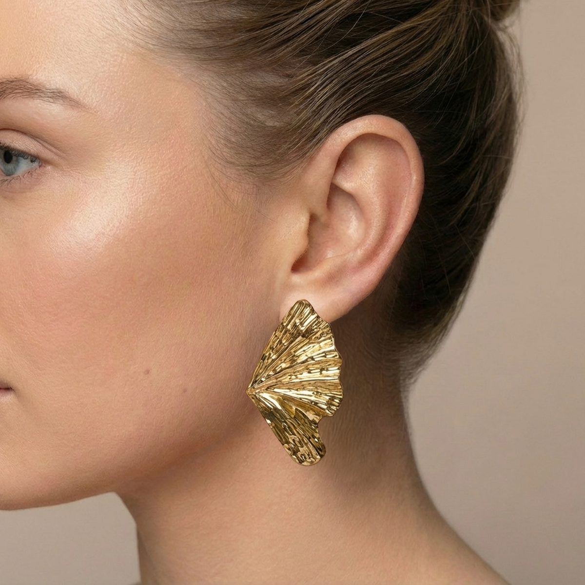 Wing earrings gold