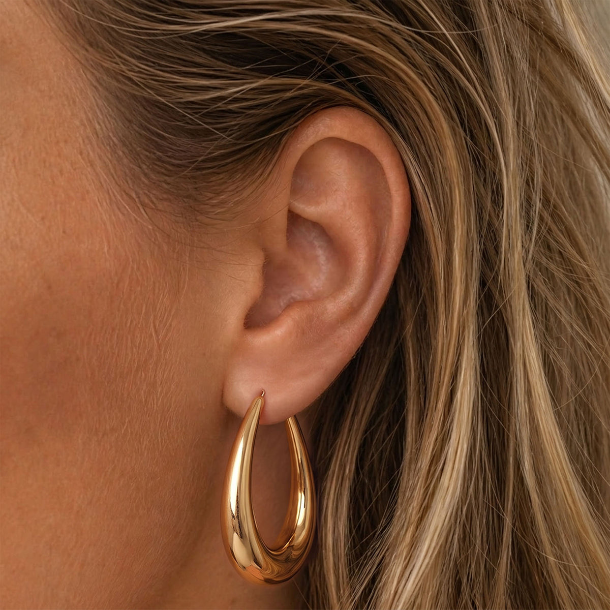 Oval bulb earrings gold