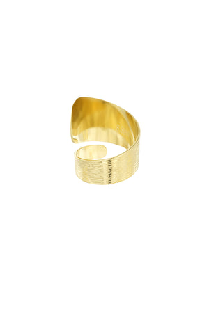 Twisted ring with structure - Gold color