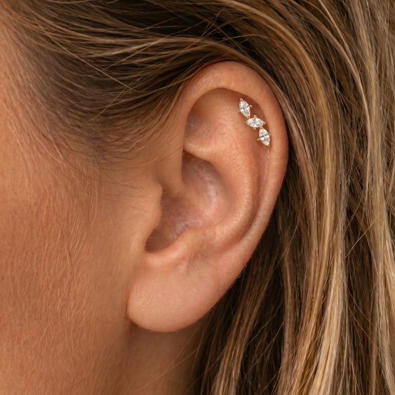 Oor met helix piercing