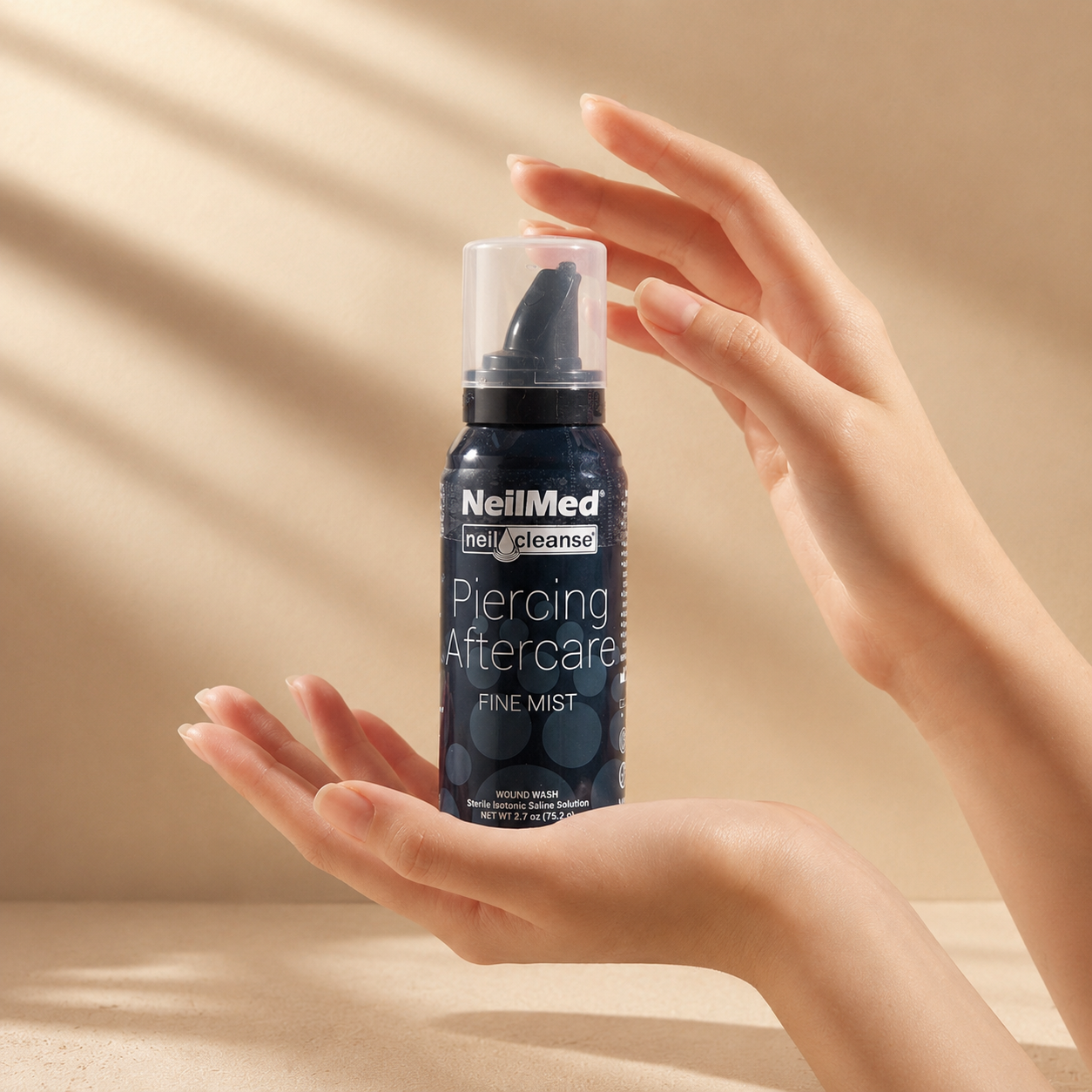 neilmed piercing aftercare spray vastgehouden in handen