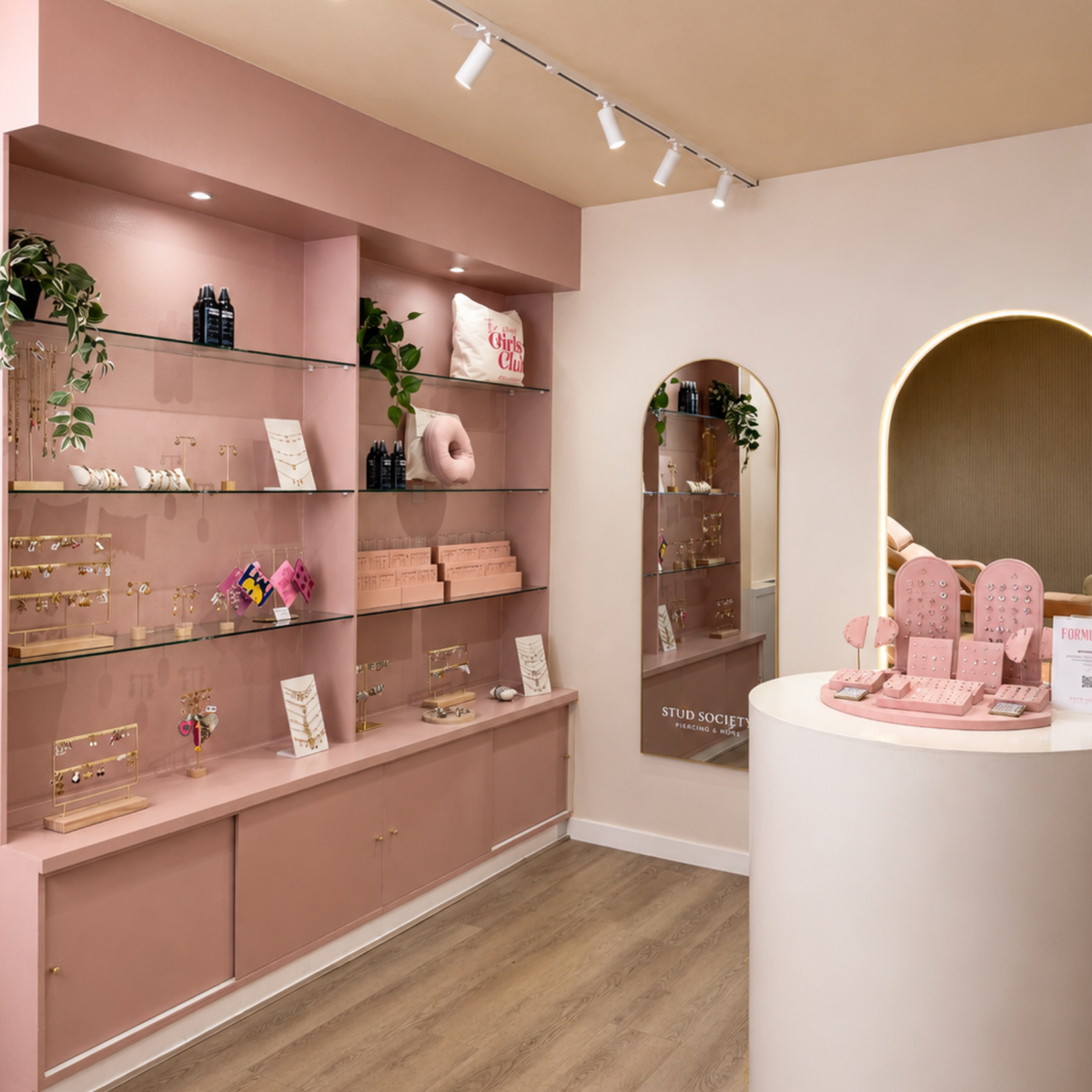 Roze winkel met sieraden en piercings