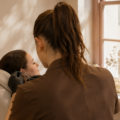 Een piercer aan het werk in onze boutique