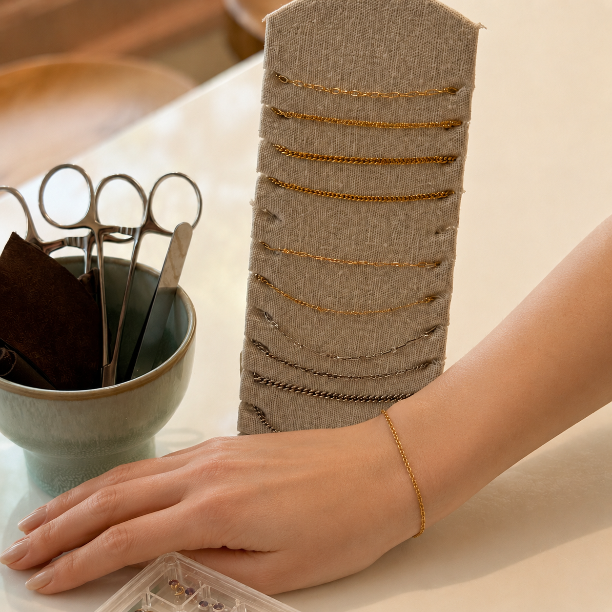 armband sieraden en hand met gouden armband
