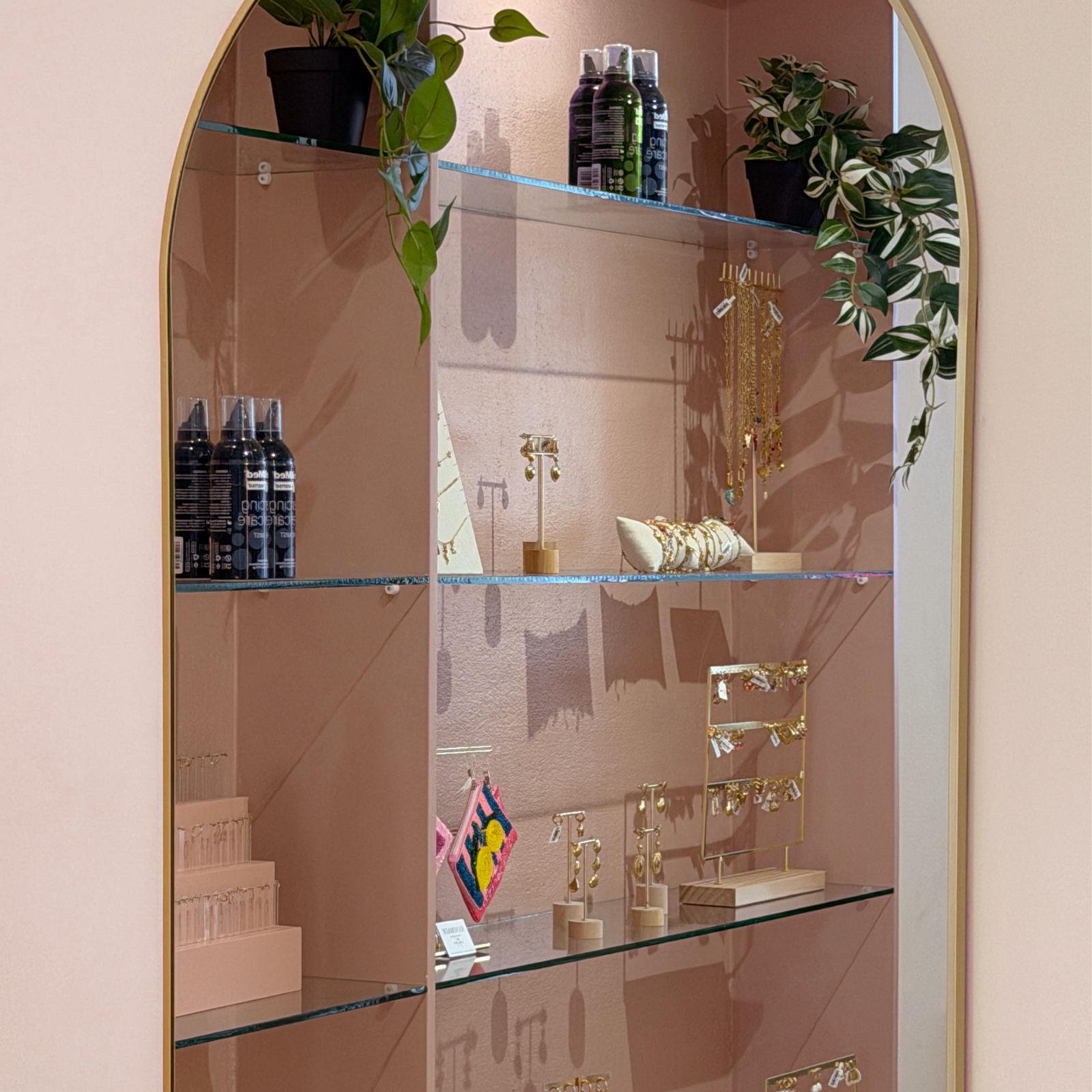 roze display met sieraden