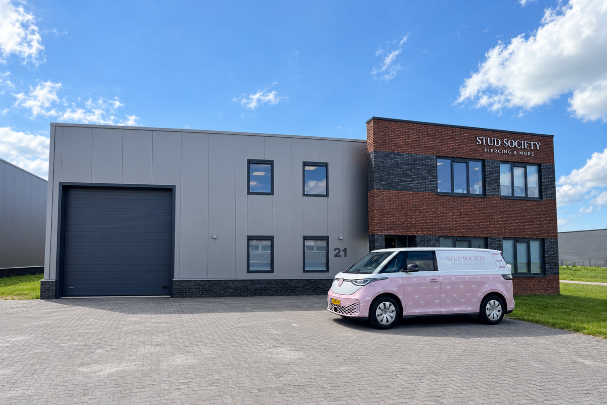 Stud Society HQ met roze Volkswagenbus in Heerenveen